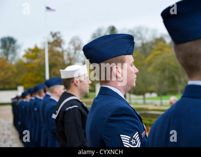 Cambridgeshire, Regno Unito. Il 12 novembre 2012. American Service gli uomini e le donne di pagare i loro rispetti al cimitero americano a Madingley Cambridgeshire oggi. Foto Stock