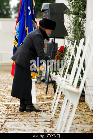 Cambridgeshire, Regno Unito. Il 12 novembre 2012. American Service gli uomini e le donne di pagare i loro rispetti al cimitero americano a Madingley Cambridgeshire oggi. Foto Stock