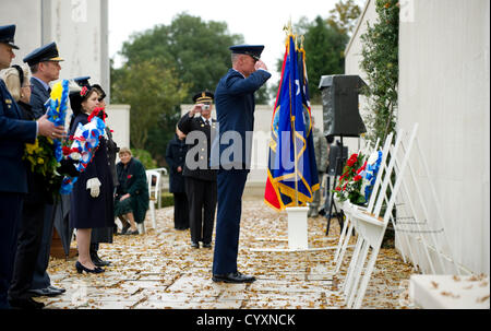 Cambridgeshire, Regno Unito. Il 12 novembre 2012. American Service gli uomini e le donne di pagare i loro rispetti al cimitero americano a Madingley Cambridgeshire oggi. Foto Stock