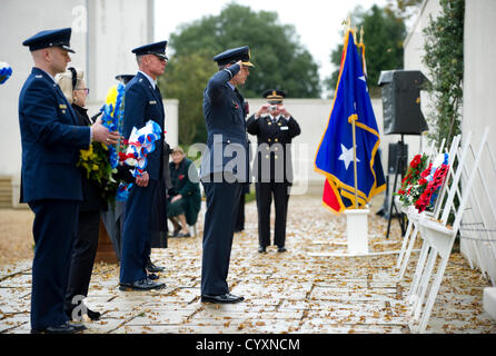 Cambridgeshire, Regno Unito. Il 12 novembre 2012. American Service gli uomini e le donne di pagare i loro rispetti al cimitero americano a Madingley Cambridgeshire oggi. Foto Stock