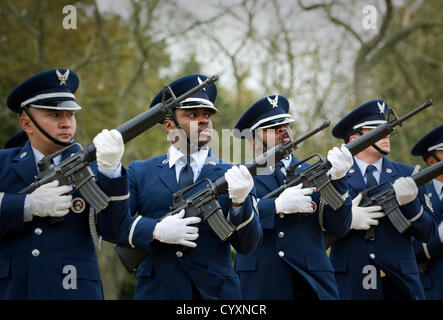 Cambridgeshire, Regno Unito. Il 12 novembre 2012. American Service gli uomini e le donne di pagare i loro rispetti al cimitero americano a Madingley Cambridgeshire oggi. Foto Stock