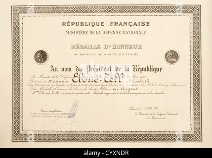 RESISTANCE ET FORCES FRANCAISES LIBRES,Gouverneur-Général Félix Eboué(1884 - 1944),Eugénie et Ginette Eboué,importante ensemble de documents. Diplôme de Compagnon de l'Ordre de la Libération('3ème modèle'),la Croix de la Libération ayant été décernée à Félix Eboué par décret du '29 Janvier 1941'(date manoscrite,ausi que le prénom,le nom et le numéro d'enregistrement du 741 la Grande de la Débédre de la à de la Gratie de la Gratière de la Gratière de la Gratière de la Gratière de la Gratière de la Gratière de la Gratière de la Gratière de la Grand Chancelier Claude Hettier de Boislambert et du secrétaire de l'Ordre Jules Murr,diritti-aggiuntivi-non-disponibili Foto Stock