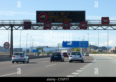 ** Editoriale Tarragona, Spagna - 29 Aprile 2012: cinque modo strada a pedaggio con sei segni di velocità con il traffico intenso, la voce a nord Foto Stock