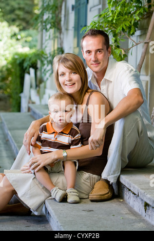 Felice perfetta giovane famiglia con il papà, mamma e figlio all'aperto avente fun Foto Stock