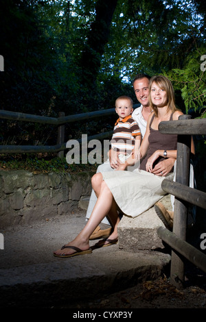 Felice perfetta giovane famiglia con il papà, mamma e figlio all'aperto avente fun Foto Stock