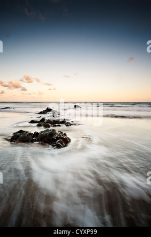 Rocce esposte all'alba,Sandymouth Bay Cornwall Foto Stock