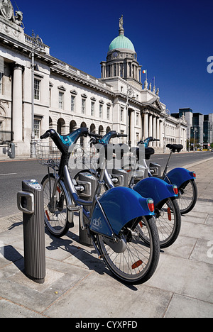 Custom House con alcuni Dublinbikes per noleggio. Eire Irish Europa settentrionale Repubblica Foto Stock