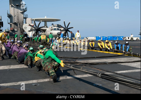 Mare Arabico (9 novembre 2012) marinai impostare un aeromobile barricata durante il crash e esercitazioni di salvataggio a bordo degli aeromobili del vettore Foto Stock