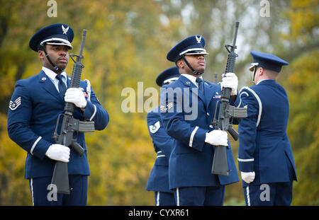 Cambridgeshire, Regno Unito. Il 12 novembre 2012. American Service gli uomini e le donne di pagare i loro rispetti al cimitero americano a Madingley Cambridgeshire oggi. Foto Stock