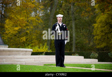 Cambridgeshire, Regno Unito. Il 12 novembre 2012. American Service gli uomini e le donne di pagare i loro rispetti al cimitero americano a Madingley Cambridgeshire oggi. Foto Stock