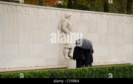 Cambridgeshire, Regno Unito. Il 12 novembre 2012. American Service gli uomini e le donne di pagare i loro rispetti al cimitero americano a Madingley Cambridgeshire oggi. Foto Stock