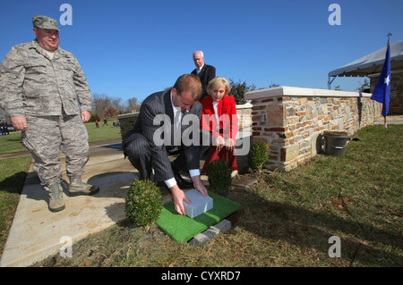 Brig. Gen. Michael L. Cunniff, sinistra, l'Aiutante Generale del New Jersey e Raymond L. Zawacki, indietro, Vice Commissario per Ve Foto Stock