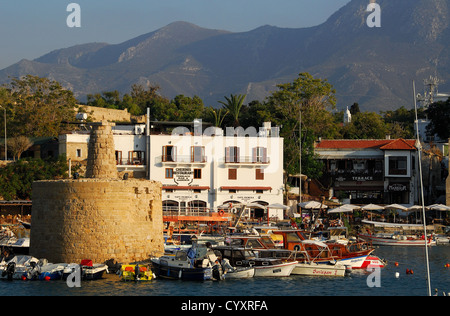 KYRENIA (Girne), Cipro del Nord. Una serata vista del porto. 2009. Foto Stock