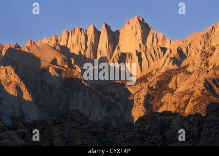 Alba illumina le fessure di Mt. Whitney in California. Foto Stock