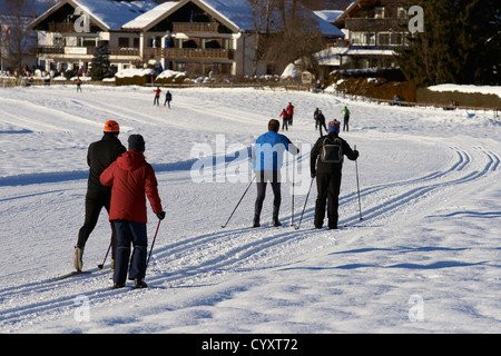 Sci di fondo nelle vie intorno a Oberstdorf Foto Stock