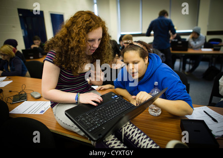 Due ragazze in un ''TechnoCamp' inventore App workshop per 16-18 anni gli studenti a Coleg Ceredigion Aberystwyth Wales UK Foto Stock