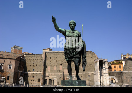 Italia, Roma, statua dell'imperatore romano Giulio Cesare Augusto e foro di Augusto Foto Stock