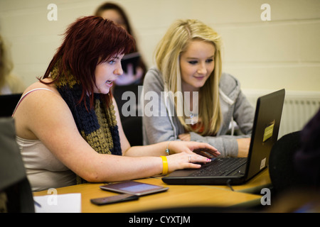 Due ragazze in un ''TechnoCamp' inventore App workshop per 16-18 anni gli studenti a Coleg Ceredigion Aberystwyth Wales UK Foto Stock