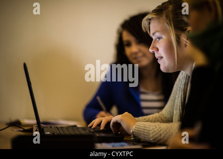 Ragazze in un ''TechnoCamp' inventore App workshop per 16-18 anni gli studenti a Coleg Ceredigion Aberystwyth Wales UK Foto Stock