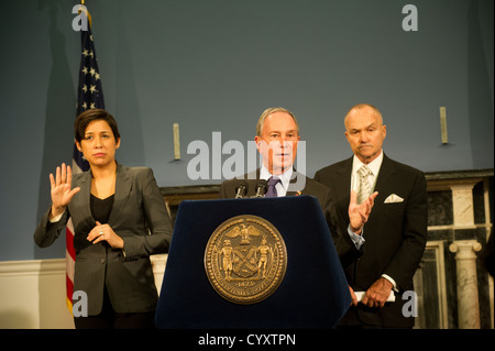 Il sindaco Mike Bloomberg annuncia il razionamento del gas, utilizzando il pari e dispari, il sistema inizierà a New York City Foto Stock