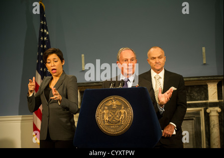 Il sindaco Mike Bloomberg annuncia il razionamento del gas, utilizzando il pari e dispari, il sistema inizierà a New York City Foto Stock