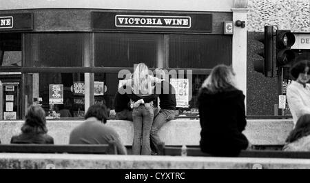 Hastings centro città nel 1977. Il trio di condivisione al centro della scena sono stati gli studenti stranieri che frequentano la scuola di lingua. Foto Stock