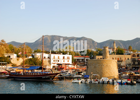 KYRENIA (Girne), Cipro del Nord. Una serata vista del porto. 2009. Foto Stock