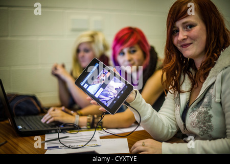 Ragazze in un ''TechnoCamp' inventore App workshop per 16-18 anni gli studenti a Coleg Ceredigion Aberystwyth Wales UK Foto Stock