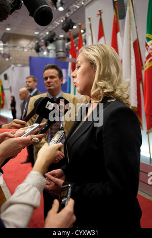 12 nov 2012 - Bruxelles (Belgio) - finlandese il Ministro delle finanze Jutta Urpilainen parla alla stampa prima di una riunione dell'Eurogruppo. Credito: BERNAL RIPRISTINA/ Alamy live news. Foto Stock