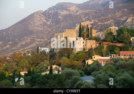 Cipro del Nord. Una vista serale della abbazia e il villaggio di Bellapais (Beylerbeyi) vicino a Kyrenia (Girne). 2009. Foto Stock