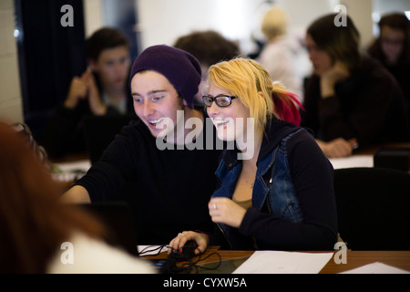 Le persone a un ''TechnoCamp' inventore App workshop per 16-18 anni gli studenti a Coleg Ceredigion Aberystwyth Wales UK Foto Stock