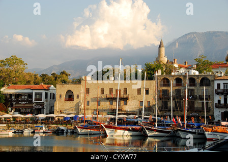 KYRENIA (Girne), Cipro del Nord. Una serata vista del porto. 2009. Foto Stock