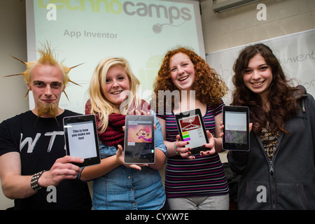 Ragazze in un ''TechnoCamp' inventore App workshop per 16-18 anni gli studenti a Coleg Ceredigion Aberystwyth Wales UK Foto Stock