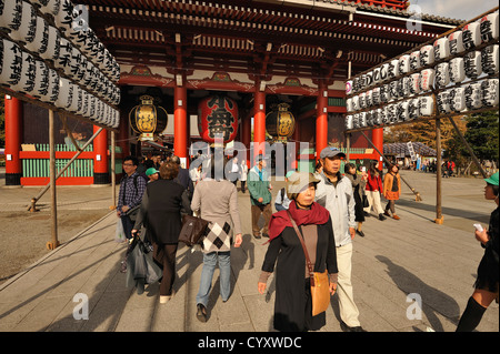 Turisti e visitatori al di fuori del cancello Hozomon del Tempio di Senso-ji, Asakusa, Tokyo, Giappone Foto Stock