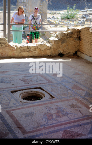 Visitatori guardare un mosaico antico trovato nel "occidentale degli scavi di Acropoli, isola di Kos, Grecia Foto Stock