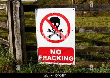 Nessuna protesta fracking poster su un campo di agricoltori County Fermanagh Irlanda del Nord Regno Unito Foto Stock