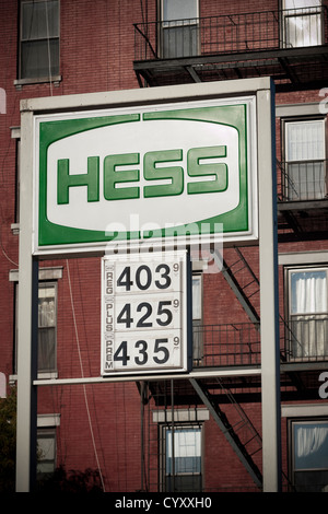 I prezzi del gas a Hess stazione di gas nel quartiere di Clinton di Manhattan a New York Foto Stock