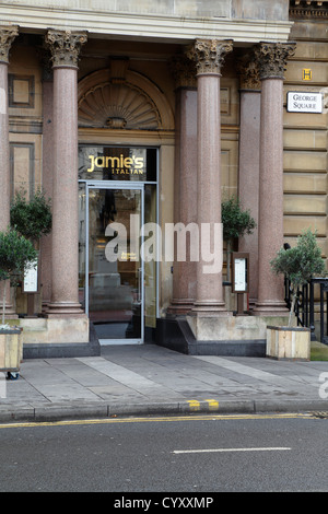 Questo ristorante è chiuso in modo permanente. Ingresso al Jamie Oliver's Italian Restaurant in George Square nel centro di Glasgow, Scozia, Regno Unito, Foto Stock