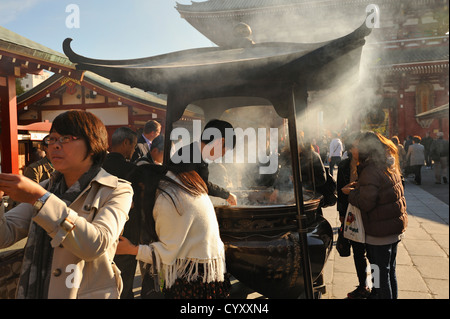 Grande bruciatore di incenso al Tempio di Senso-ji, Asakusa, Tokyo, Giappone Foto Stock