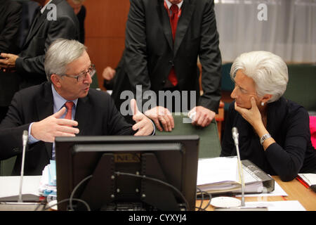 12 nov 2012 - Bruxelles (Belgio) - Il Primo ministro del Lussemburgo e presidente dell'Eurogruppo Jean Claude Juncker (L) e il direttore del Fondo monetario internazionale Christine Lagarde (R) nella foto durante una riunione dell'Eurogruppo. Credito: BERNAL RIPRISTINA/ Alamy live news. Foto Stock