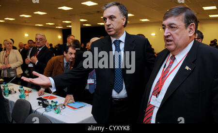 Assemblea parlamentare della NATO presidente Karl Lamers (destra) e Montenegro il Presidente Filip Vujanovic durante l'Assemblea parlamentare della NATO a Praga il lunedì, nov. 12, 2012. La NATO deve rimanere forte e capace di difesa, le minacce alla sicurezza sono presenti anche in tempo di crisi, Rasmussen ha detto. (CTK foto/Michal Kamaryt) Foto Stock