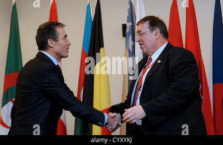 Il Segretario Generale della Nato Anders Fogh Rasmussen (sinistra) e presidente Karl Lamers incontrare durante l'Assemblea parlamentare della NATO a Praga il lunedì, nov. 12, 2012. La NATO deve rimanere forte e capace di difesa, le minacce alla sicurezza sono presenti anche in tempo di crisi, Rasmussen ha detto. (CTK foto/Michal Kamaryt) Foto Stock