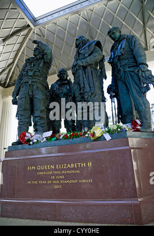 Parco verde di equipaggi sculture presso la RAF Bomber Command Memorial inaugurato da Sua Maestà la Regina Elisabetta II il 28 giugno 2012 Foto Stock