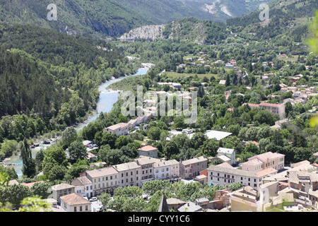 Fiume Crystal Clear Mountain a Castellane. Foto Stock