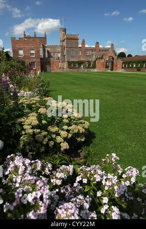 Burton Constable giardini con la facciata sud del XVI secolo Elizabethan Mansion House in background. Foto Stock