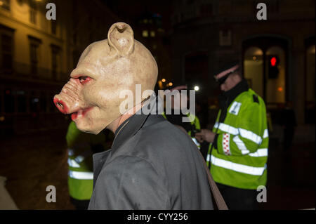 12 novembre 2012, la Guildhall, Londra, Regno Unito. Come il Sindaco di Londra contiene un banchetto per i banchieri e la gente di affari della città, una manifestazione di protesta contro i tagli di austerità avviene di fronte. Named PIIGS e plebs di Londra. PIIGS sono il popolo del Portogallo, Italia, Irlanda, Grecia e Spagna, quei paesi che soffrono di più a causa dei tagli. Foto Stock