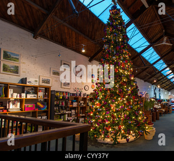 Bovey Tracey, Devon, Inghilterra. 10 novembre 2012. Un gigantesco albero di Natale e le sue decorazioni allestite in un negozio a Bovey Tracey. Foto Stock