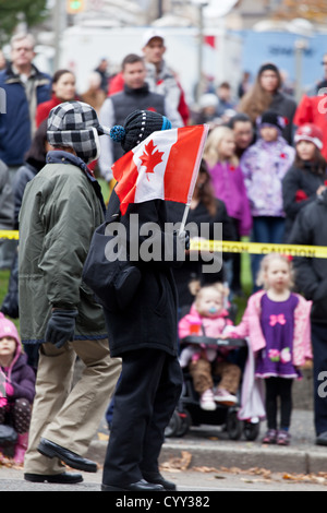 Il papavero e ghirlande sono previste sul giorno del ricordo presso il cenotafio in Vancouver è la Piazza della Vittoria. Foto Stock