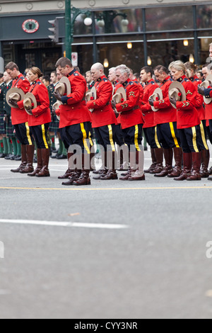 Mounties tenere i loro cappelli e bow le loro teste sul giorno del ricordo presso il cenotafio in Vancouver è la Piazza della Vittoria. Foto Stock