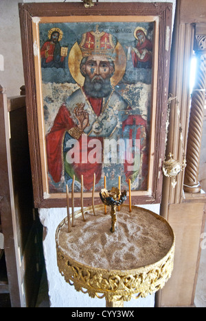 Icona di San Nicola in una chiesa bizantina, Mani, Grecia Foto Stock